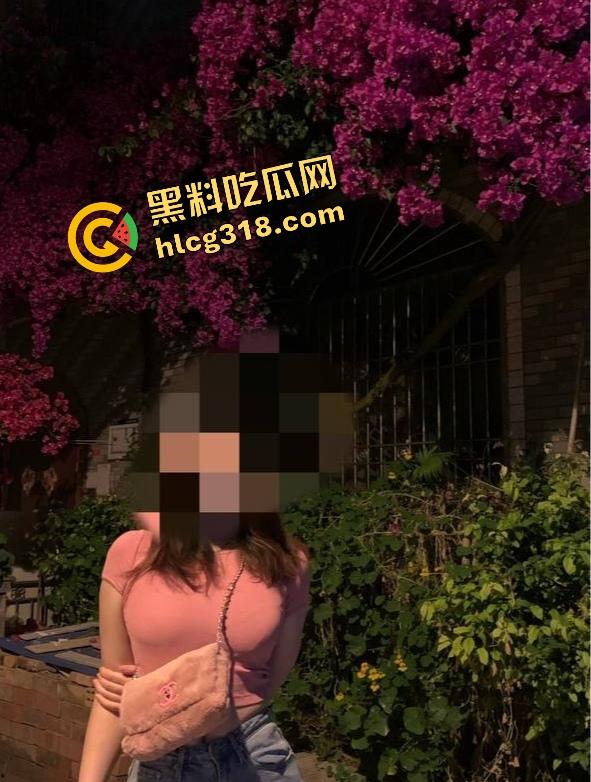 学生妹被金主包养玩成群交机器,3P起步5P封顶,钱到位随便上,有钱就能多人乱斗男友顶着绿帽加入!-9