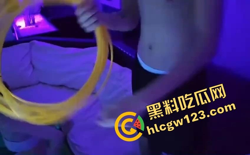 有钱人的游戏怎么玩?海南泳池派对套圈不套礼物套比基尼骚逼,一圈一个骚鸡,水面上全是浪叫声!-1