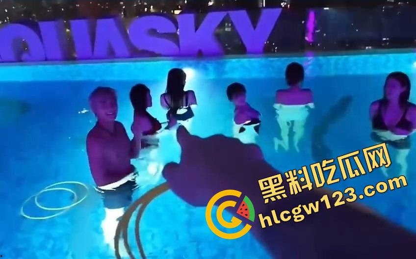 有钱人的游戏怎么玩?海南泳池派对套圈不套礼物套比基尼骚逼,一圈一个骚鸡,水面上全是浪叫声!-9