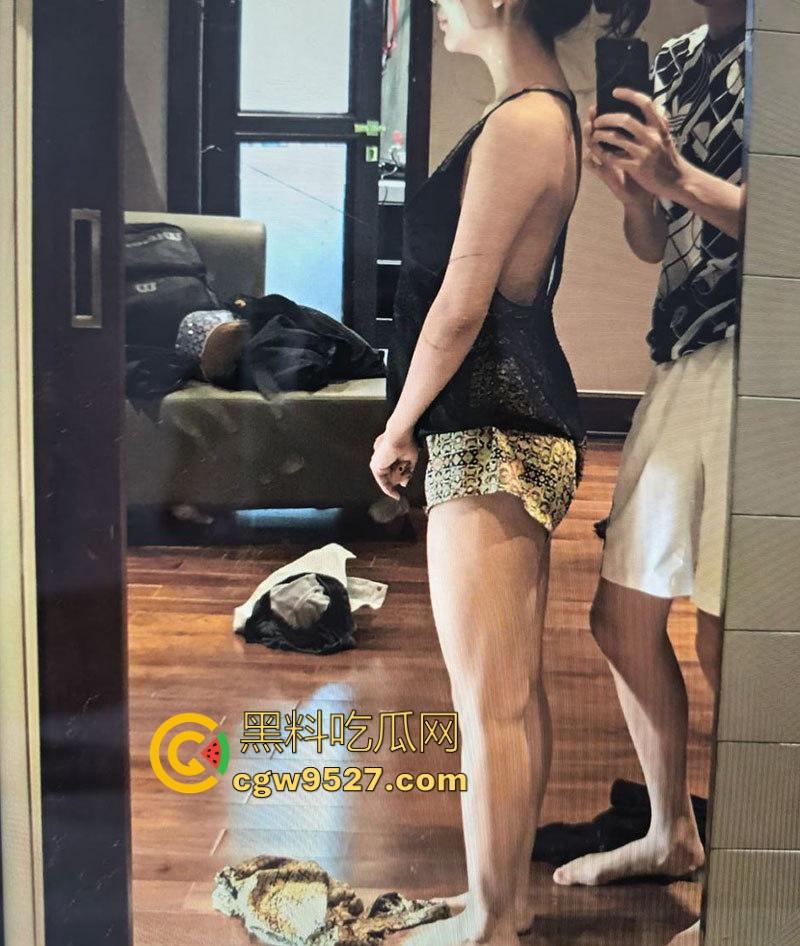 广东极品富婆包养壮年小伙,野外露出3P,多体位伺候花样玩法,性感身材撩翻全网,这富婆玩得真花!-2