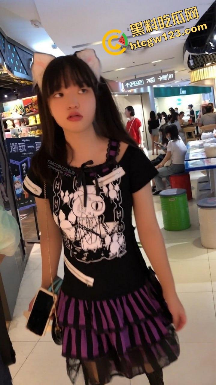 漫展三天最大骚货出现了,coser【林晚晚】兼职萝莉一身黑丝网袜,裙底真空走全场!-4