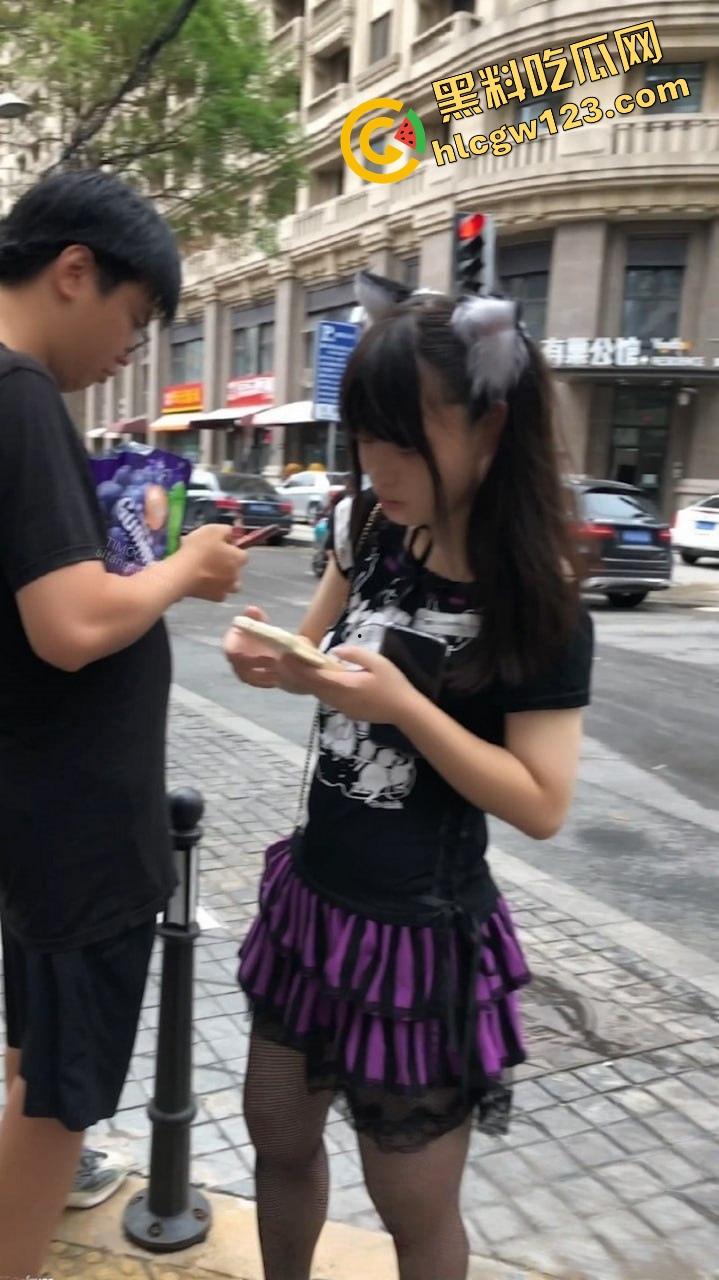 漫展三天最大骚货出现了,coser【林晚晚】兼职萝莉一身黑丝网袜,裙底真空走全场!-5