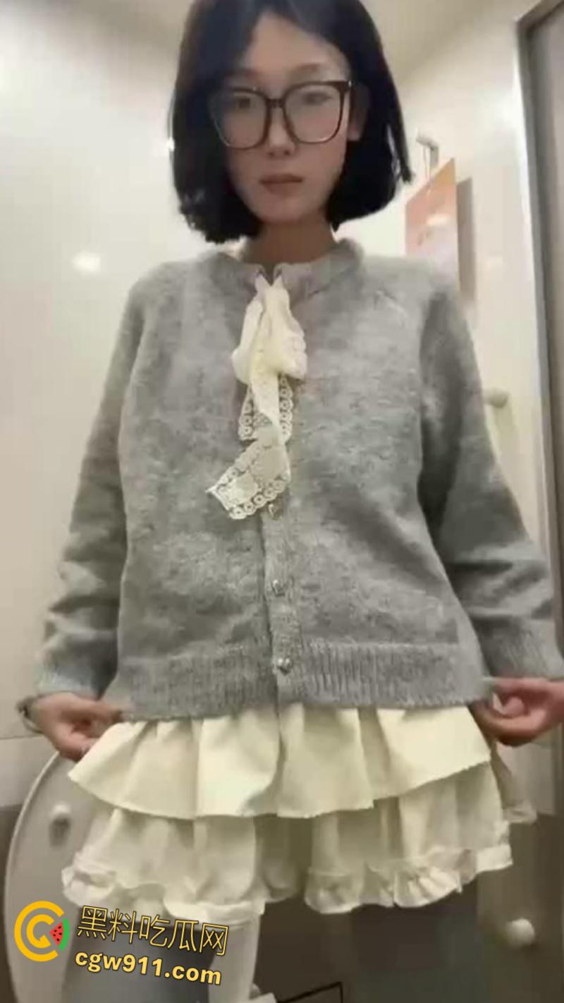 高颜值学生妹,宿舍制服骑乘假屌,高铁半脱露点自慰被敲门惊吓,温泉澡堂脱衣露出,抠逼自慰太反差了 !-1