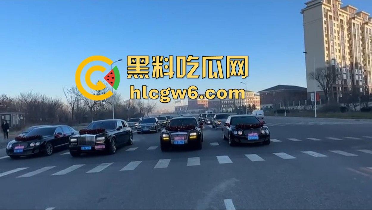 东北婚礼场面社死,前女友举标语爆料:腰是我掰的,肾是我累的,祝新娘接盘愉快!-1