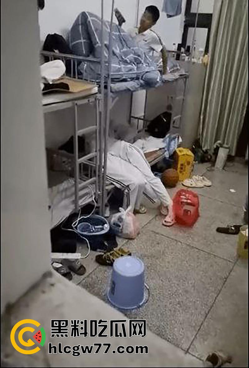 河南卫校寝室偷情,当着兄弟面操室友女友,兄弟想加入却被拒绝,直接将偷拍视频曝光!-5