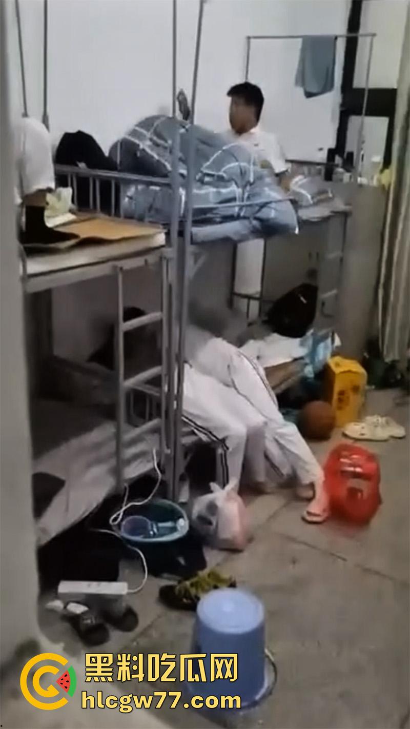 河南卫校寝室偷情,当着兄弟面操室友女友,兄弟想加入却被拒绝,直接将偷拍视频曝光!-7