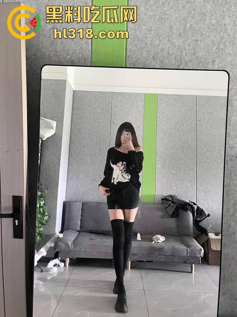 青岛反差母狗【刘子萱】,175cm的极品炮架子,逆天大长腿极致性感,小骚逼被男友操黑后还被曝光-4