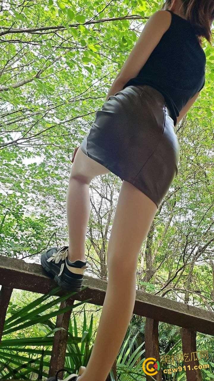 饥渴妹妹请哥哥吃饭,凉亭皮裙肉丝户外露出,扒开哥哥内裤疯狂吃鸡,被哥哥爆操到连连娇喘求饶!-4