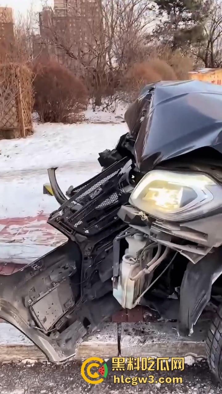 吉林妙龄女开奔驰撞倒电线杆车头损毁严重 乐观表示:红灯都没闯过-2