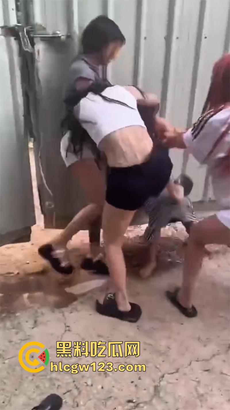 广西老表霸气护妹,精神小妹围殴闺蜜,同行小伙上前阻止不成,直接大打出手太爷们了!-1