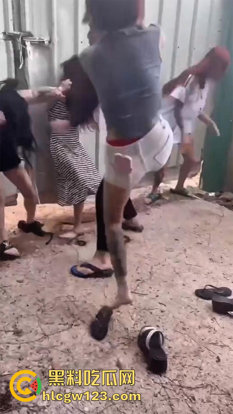 广西老表霸气护妹,精神小妹围殴闺蜜,同行小伙上前阻止不成,直接大打出手太爷们了!-3