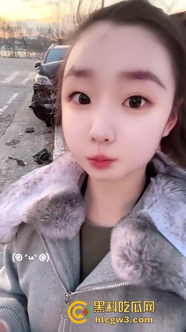 吉林妙龄女开奔驰撞倒电线杆车头损毁严重 乐观表示:红灯都没闯过-4