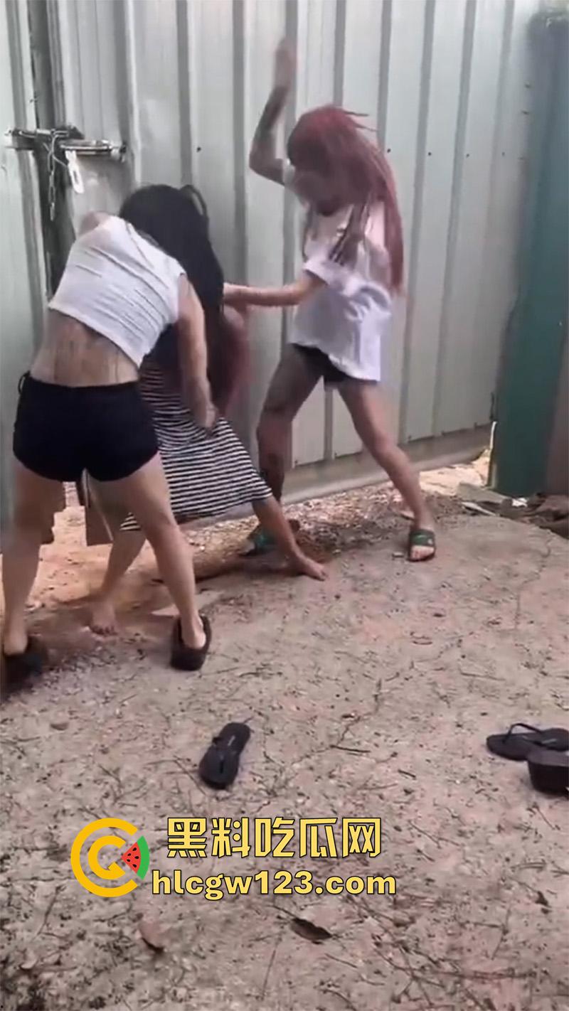 广西老表霸气护妹,精神小妹围殴闺蜜,同行小伙上前阻止不成,直接大打出手太爷们了!-4