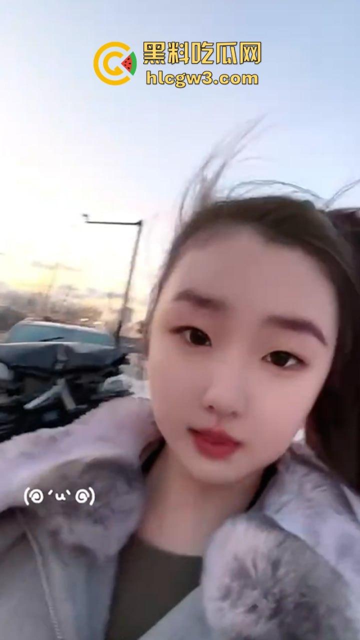 吉林妙龄女开奔驰撞倒电线杆车头损毁严重 乐观表示:红灯都没闯过-5