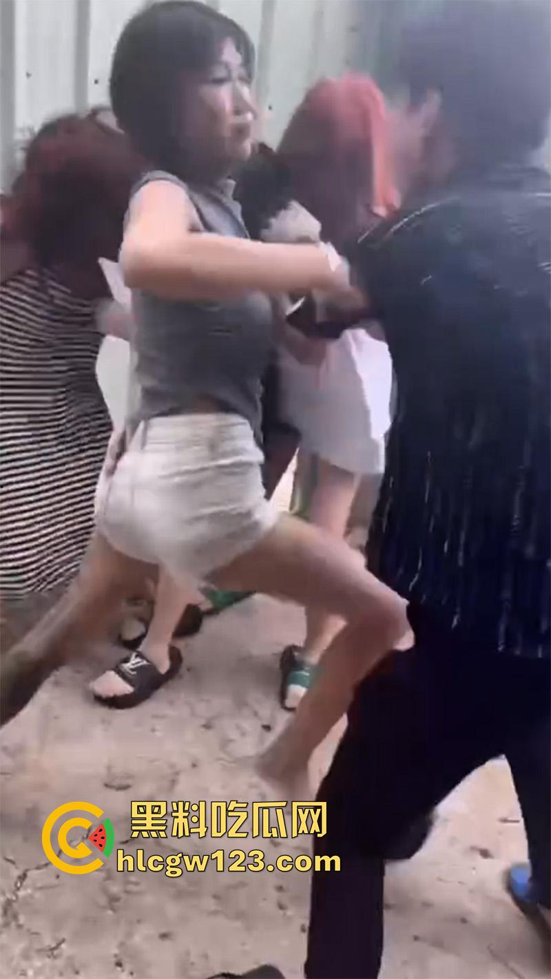 广西老表霸气护妹,精神小妹围殴闺蜜,同行小伙上前阻止不成,直接大打出手太爷们了!-5