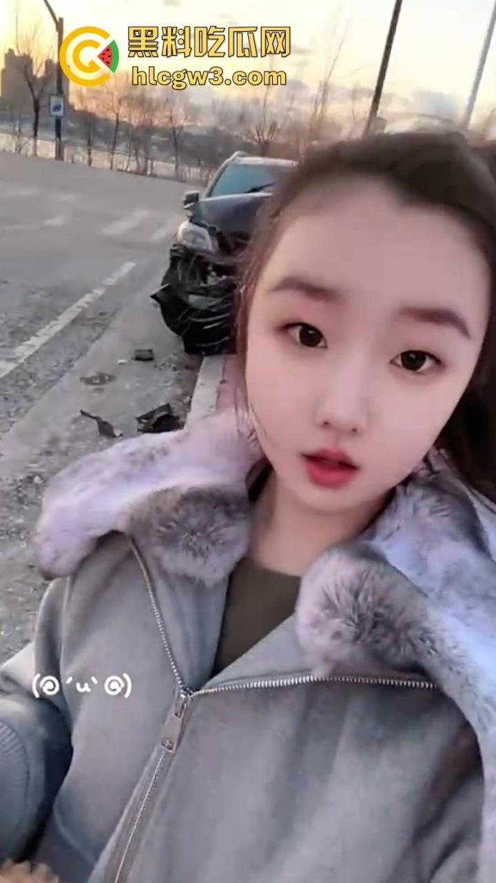 吉林妙龄女开奔驰撞倒电线杆车头损毁严重 乐观表示:红灯都没闯过-6