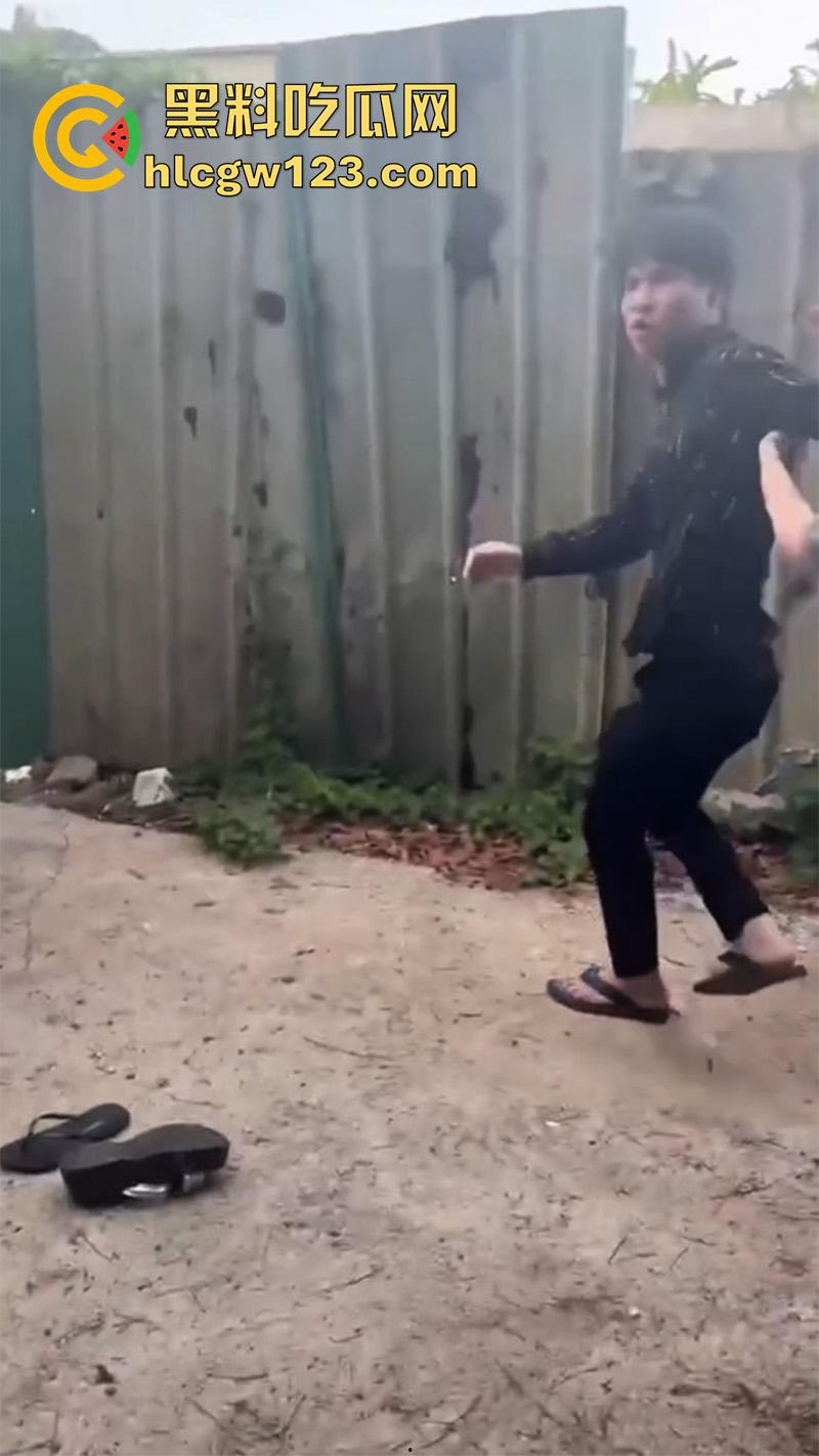 广西老表霸气护妹,精神小妹围殴闺蜜,同行小伙上前阻止不成,直接大打出手太爷们了!-6