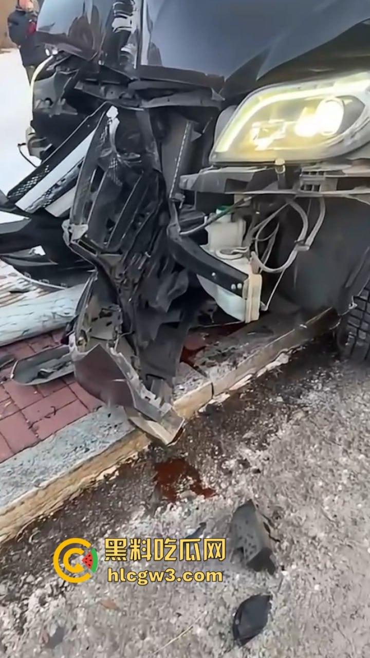 吉林妙龄女开奔驰撞倒电线杆车头损毁严重 乐观表示:红灯都没闯过-10