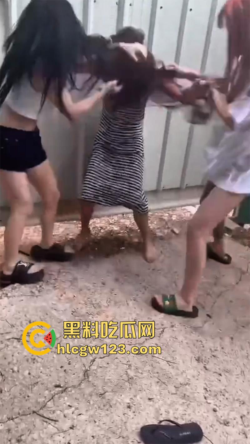 广西老表霸气护妹,精神小妹围殴闺蜜,同行小伙上前阻止不成,直接大打出手太爷们了!-7