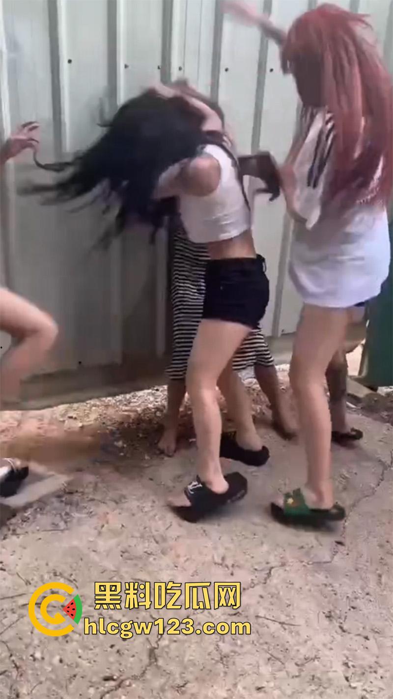 广西老表霸气护妹，精神小妹围殴闺蜜，同行小伙上前阻止不成，直接大打出手太爷们了！-8