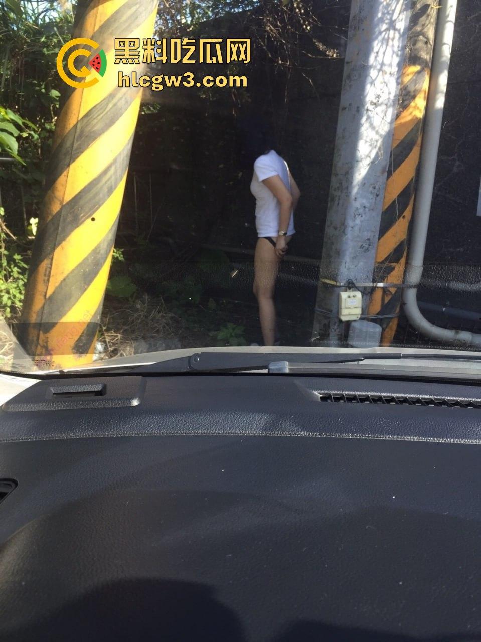 云盘泄密清纯女友性爱日常曝光 外表无害内心骚到飞起,下面插一根嘴里还塞一根!-7