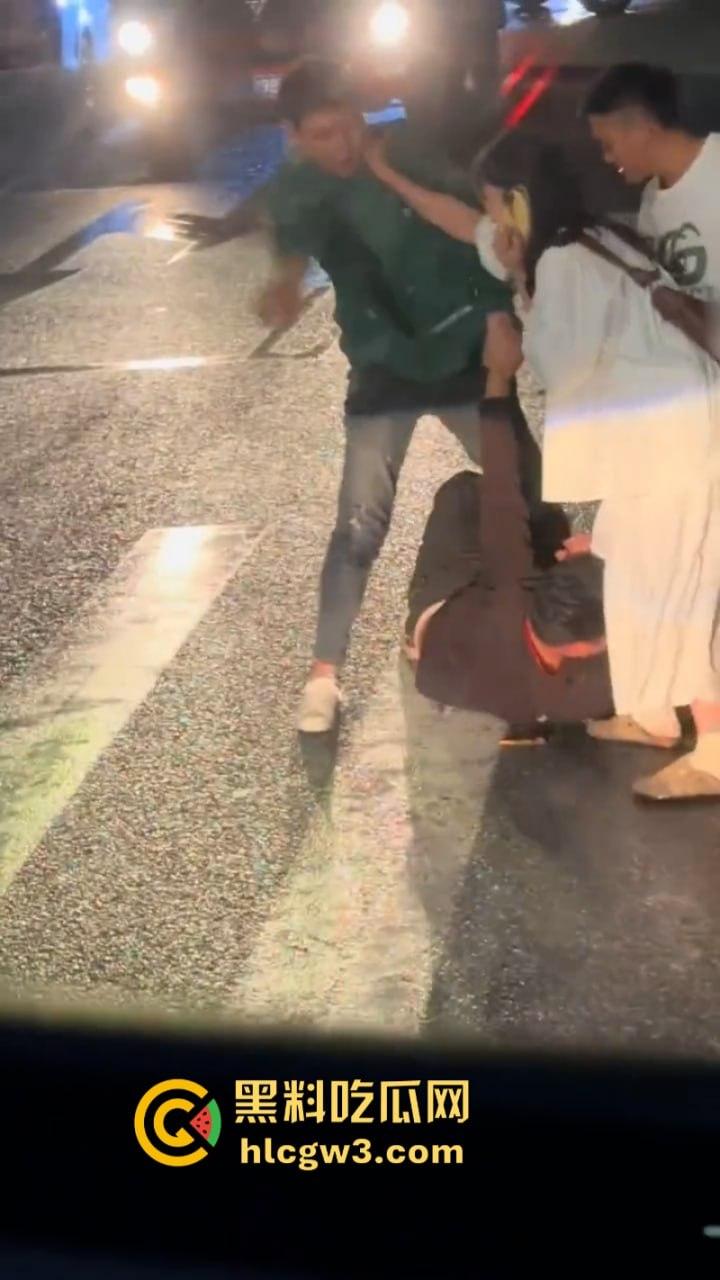 小三男爱上已婚女 遭原配老公带人当街暴打毁灭式踢裆 小二弟都快保不住了!-1