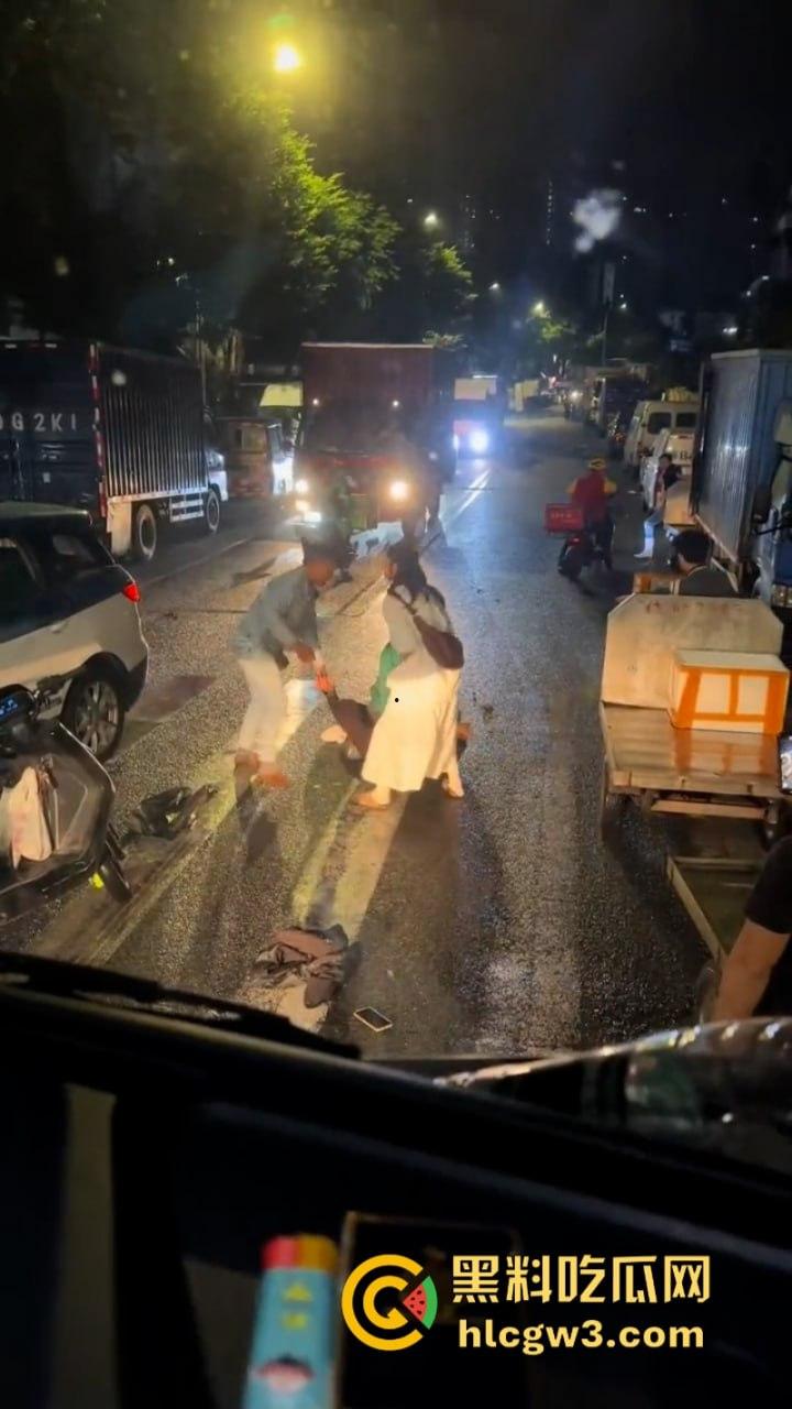 小三男爱上已婚女 遭原配老公带人当街暴打毁灭式踢裆 小二弟都快保不住了!-2