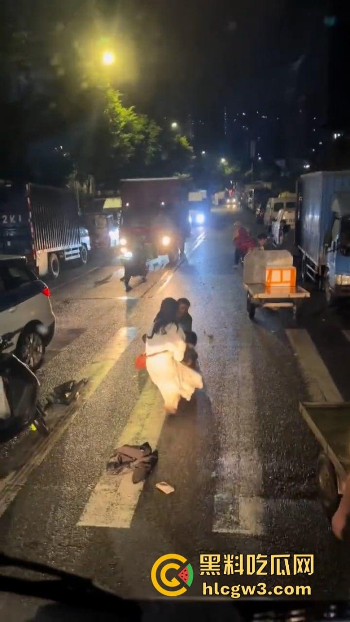 小三男爱上已婚女 遭原配老公带人当街暴打毁灭式踢裆 小二弟都快保不住了!-3