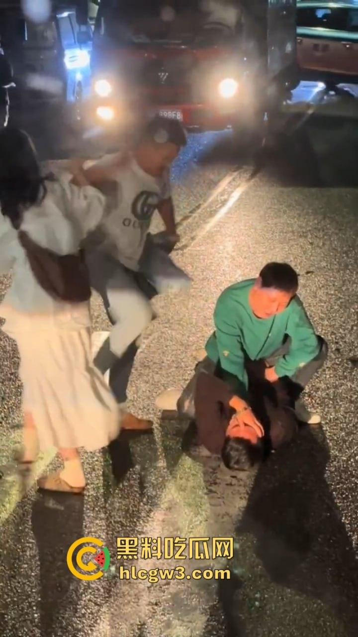 小三男爱上已婚女 遭原配老公带人当街暴打毁灭式踢裆 小二弟都快保不住了!-4