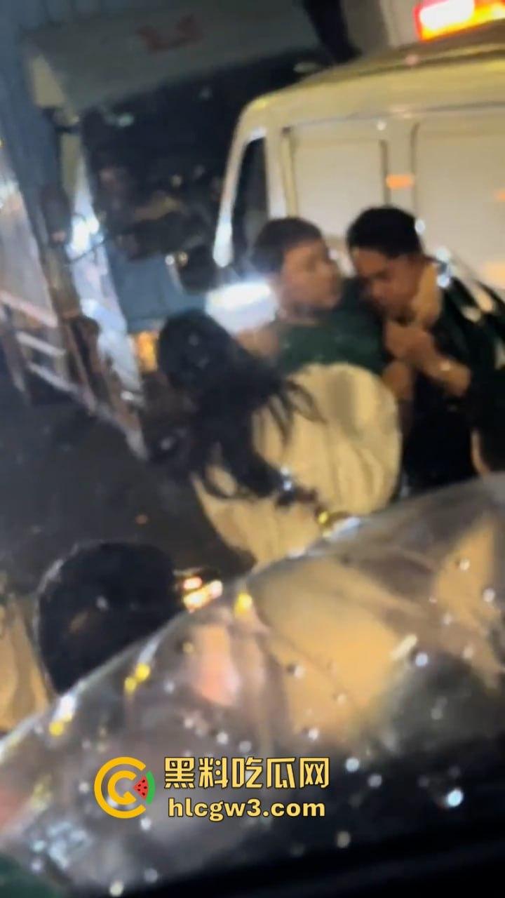 小三男爱上已婚女 遭原配老公带人当街暴打毁灭式踢裆 小二弟都快保不住了!-5