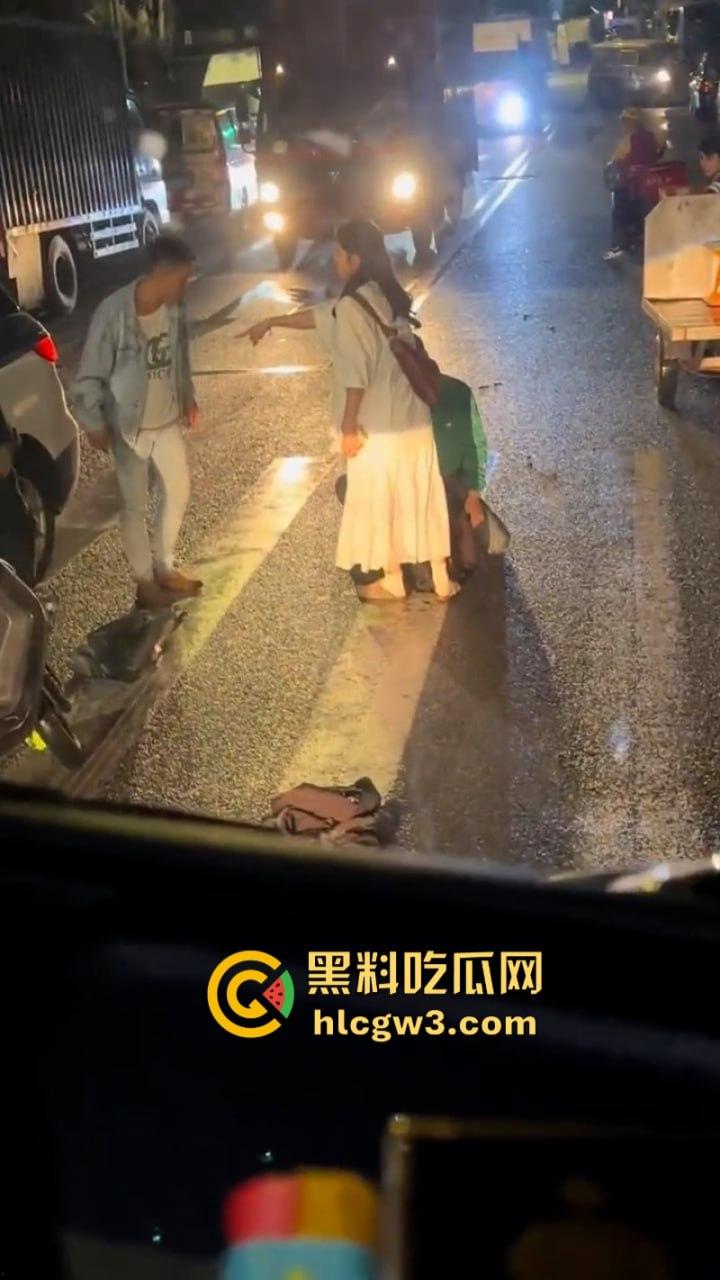 小三男爱上已婚女 遭原配老公带人当街暴打毁灭式踢裆 小二弟都快保不住了!-6