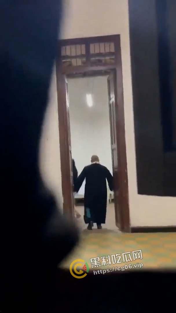 神父不得不说的秘密！神父叫鸡 还使劲闻鸡的内裤和袜子 拉进忏悔室里猛干 被偷拍流出-5