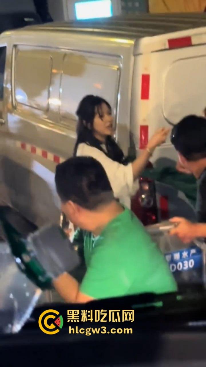 小三男爱上已婚女 遭原配老公带人当街暴打毁灭式踢裆 小二弟都快保不住了!-7