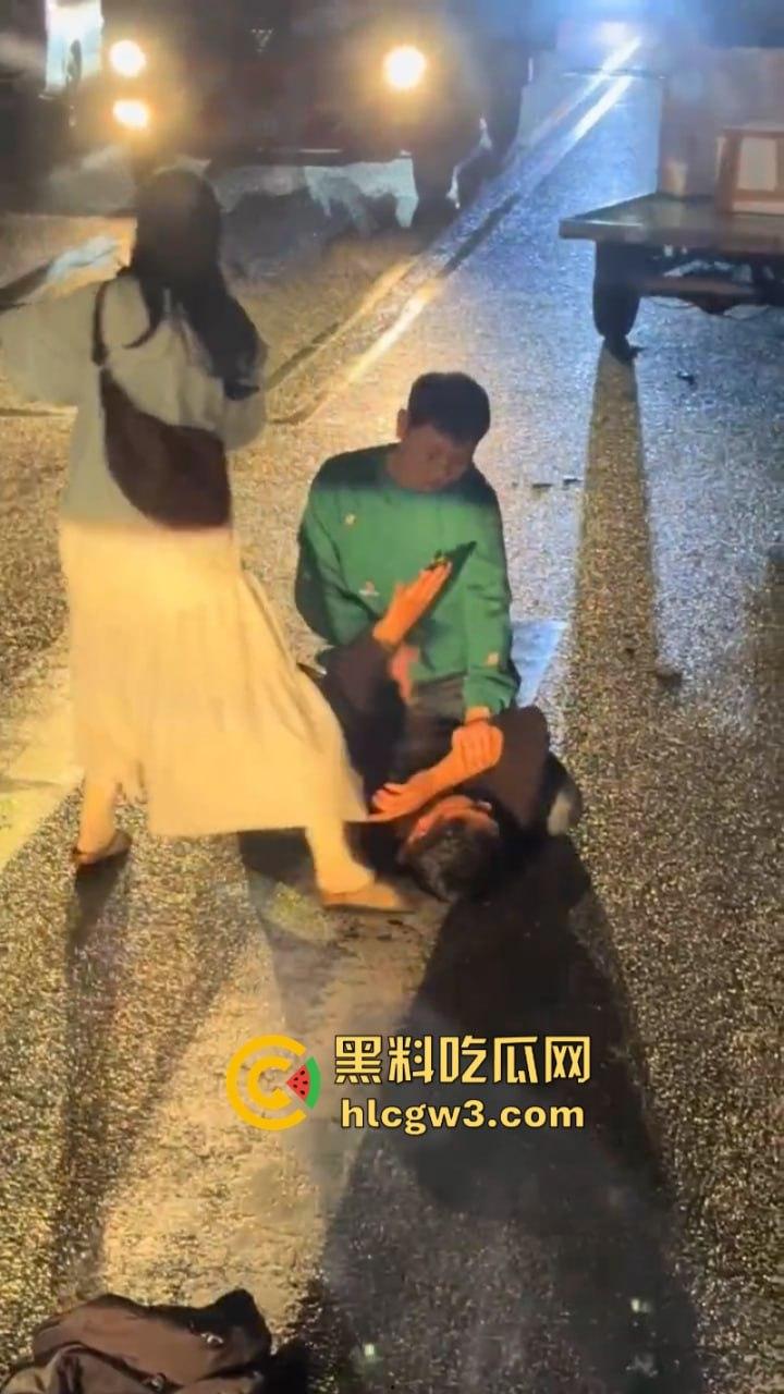 小三男爱上已婚女 遭原配老公带人当街暴打毁灭式踢裆 小二弟都快保不住了!-8