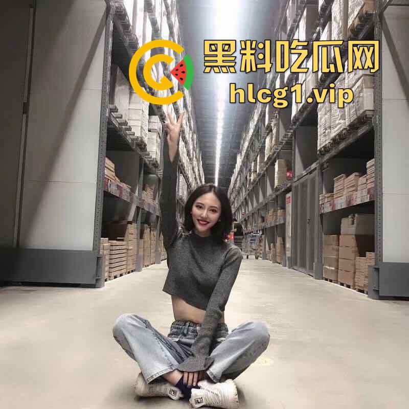 下班后的丝袜小姐姐有多诱人？酒店约炮，丝袜塞嘴里每次都爽翻天！-1