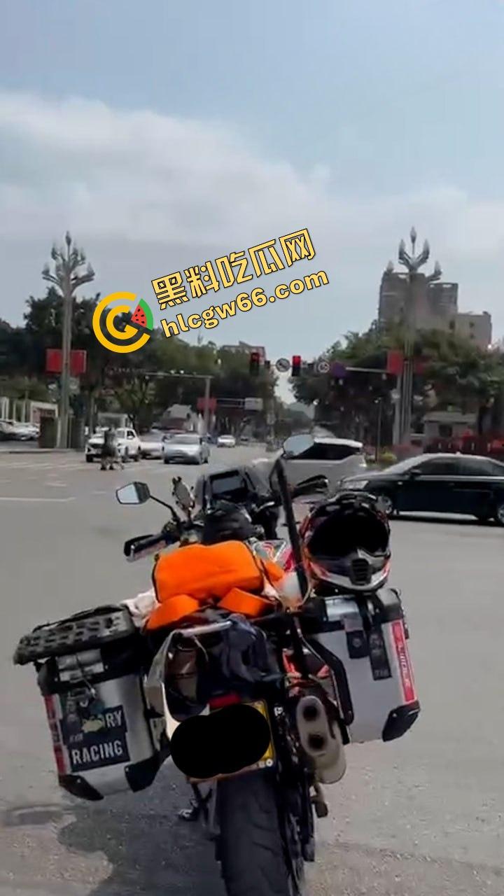 德阳妈逼哥火力全开!宝马别车还理直气壮?网红张某当街开骂骂出天际,含妈量爆表直接骂进热搜!-3