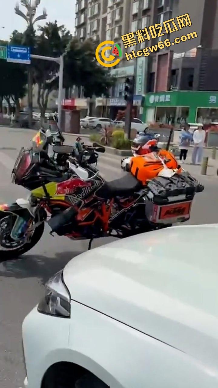 德阳妈逼哥火力全开!宝马别车还理直气壮?网红张某当街开骂骂出天际,含妈量爆表直接骂进热搜!-4