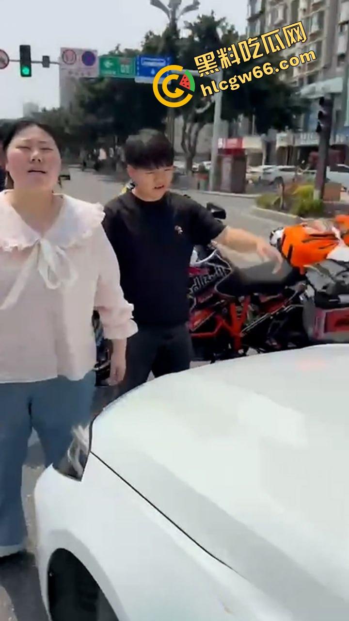 德阳妈逼哥火力全开!宝马别车还理直气壮?网红张某当街开骂骂出天际,含妈量爆表直接骂进热搜!-5