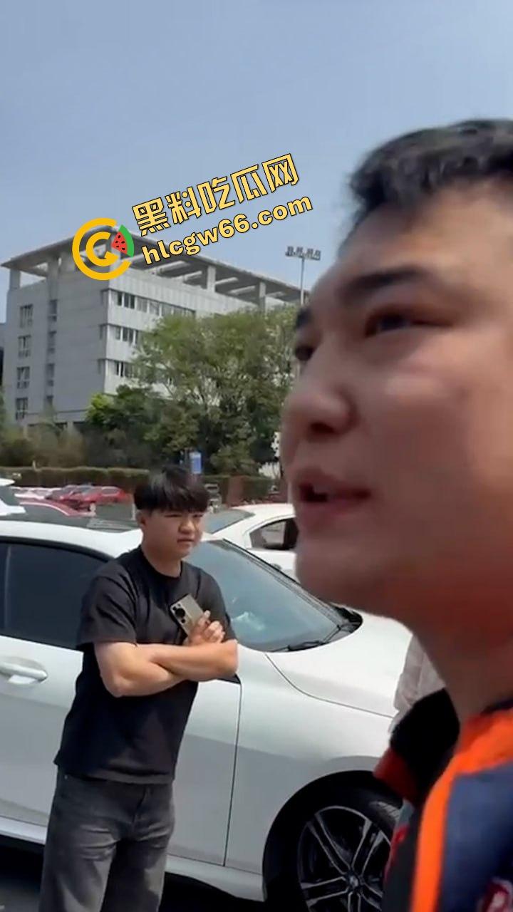 德阳妈逼哥火力全开!宝马别车还理直气壮?网红张某当街开骂骂出天际,含妈量爆表直接骂进热搜!-8