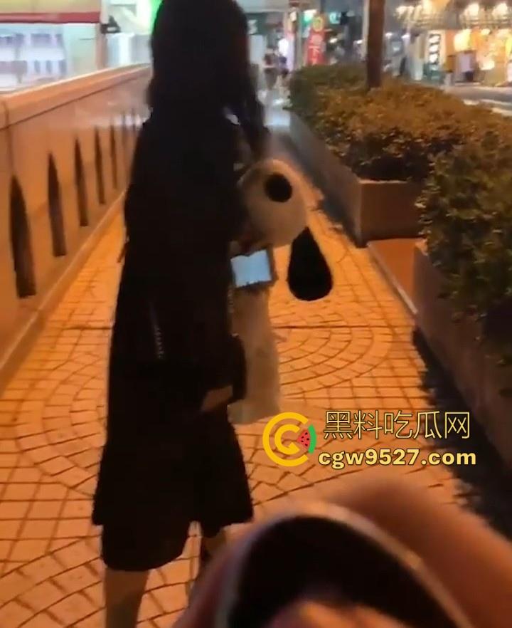 极品嫩妹公共场合玩刺激,跳蛋塞逼里,走着走着就按启动按钮,等骚逼舒服的差不多了就叫猛男群P伺候!-5