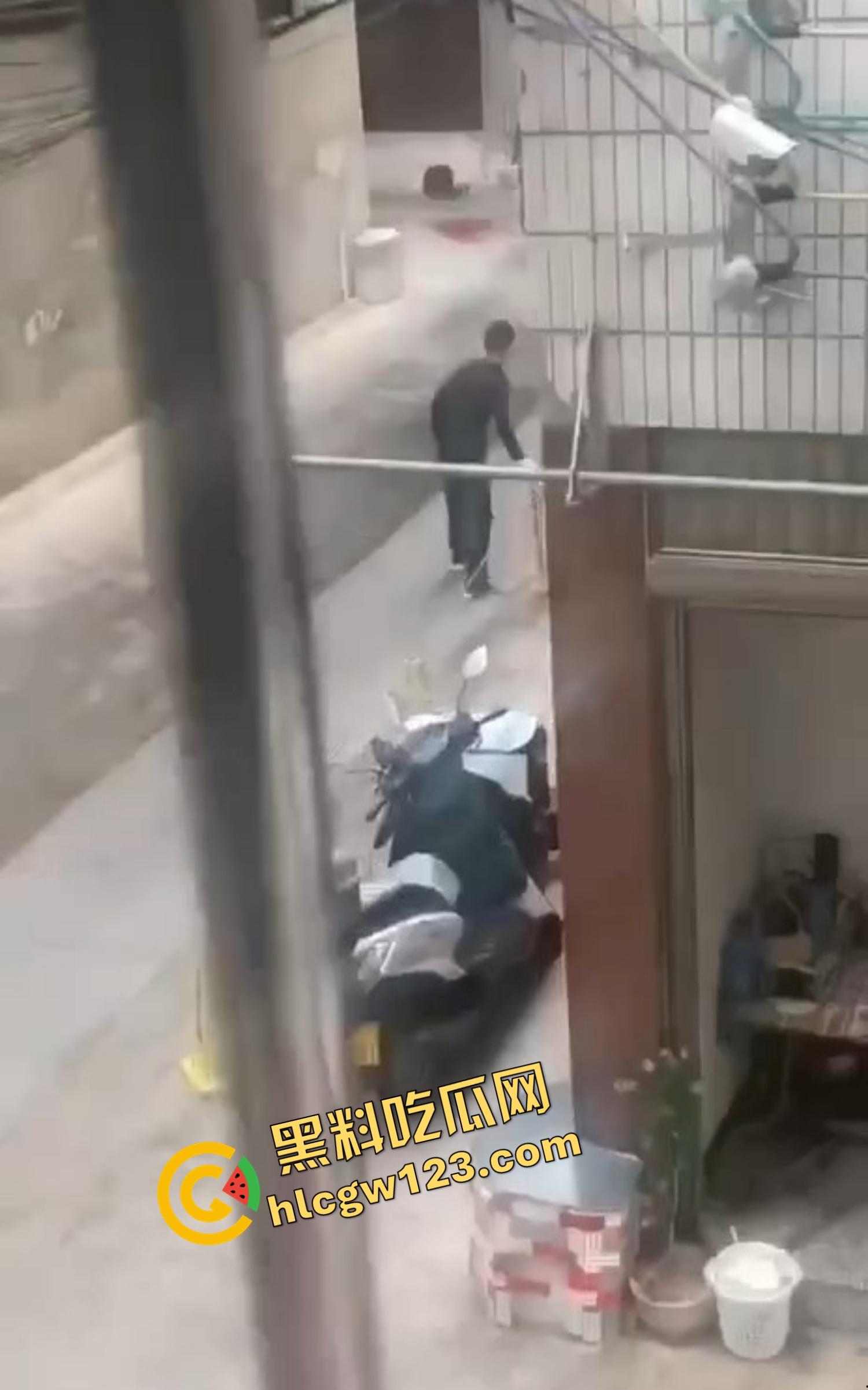 玉溪东风广场持刀砍人事件,押金纠纷升级成街头血案,房东拐杖怒砸,租客反手一刀劈下去这钱,是拿命抵的?-1