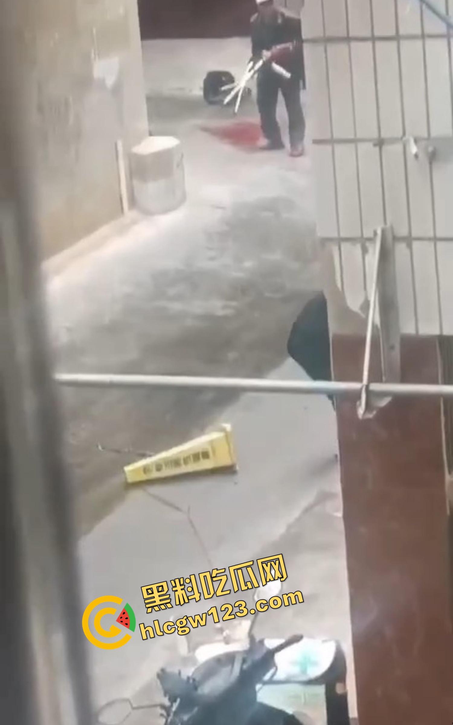 玉溪东风广场持刀砍人事件,押金纠纷升级成街头血案,房东拐杖怒砸,租客反手一刀劈下去这钱,是拿命抵的?-2