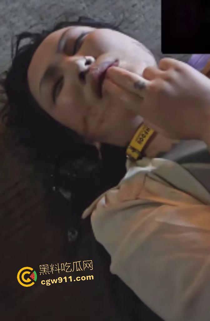 深圳浩南酒吧,符文贱货醉死路边狂抠喉咙!大奶毒猪喷酒汁如瘟疫喷泉,谁捡尸必然感染性病鸡巴烂掉!-2