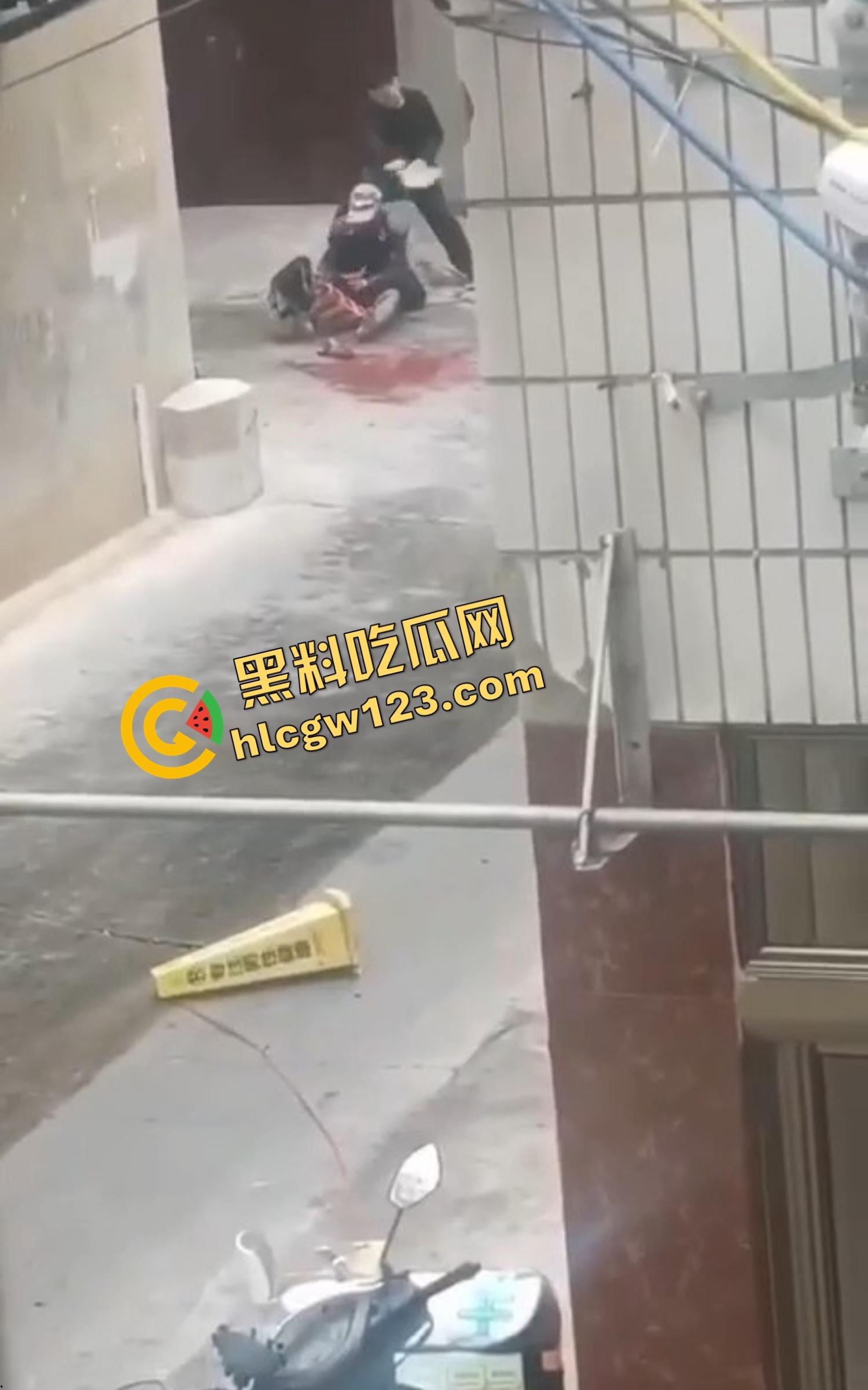 玉溪东风广场持刀砍人事件,押金纠纷升级成街头血案,房东拐杖怒砸,租客反手一刀劈下去这钱,是拿命抵的?-4