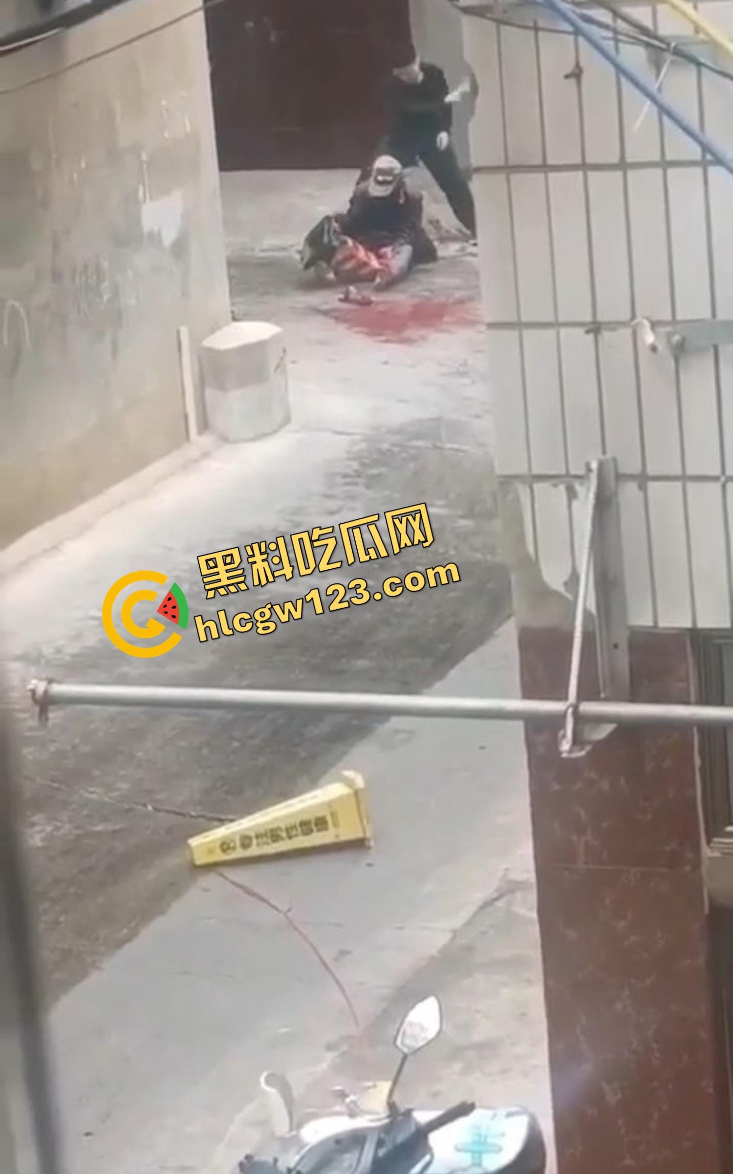 玉溪东风广场持刀砍人事件,押金纠纷升级成街头血案,房东拐杖怒砸,租客反手一刀劈下去这钱,是拿命抵的?-5