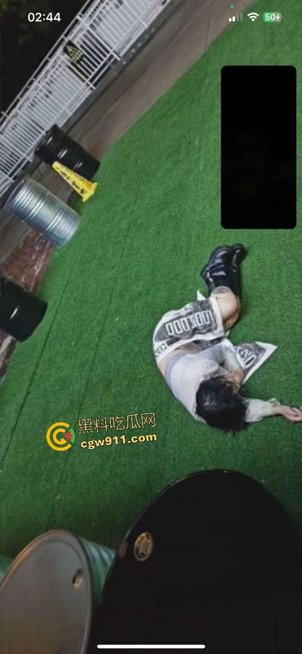 深圳浩南酒吧,符文贱货醉死路边狂抠喉咙!大奶毒猪喷酒汁如瘟疫喷泉,谁捡尸必然感染性病鸡巴烂掉!-4