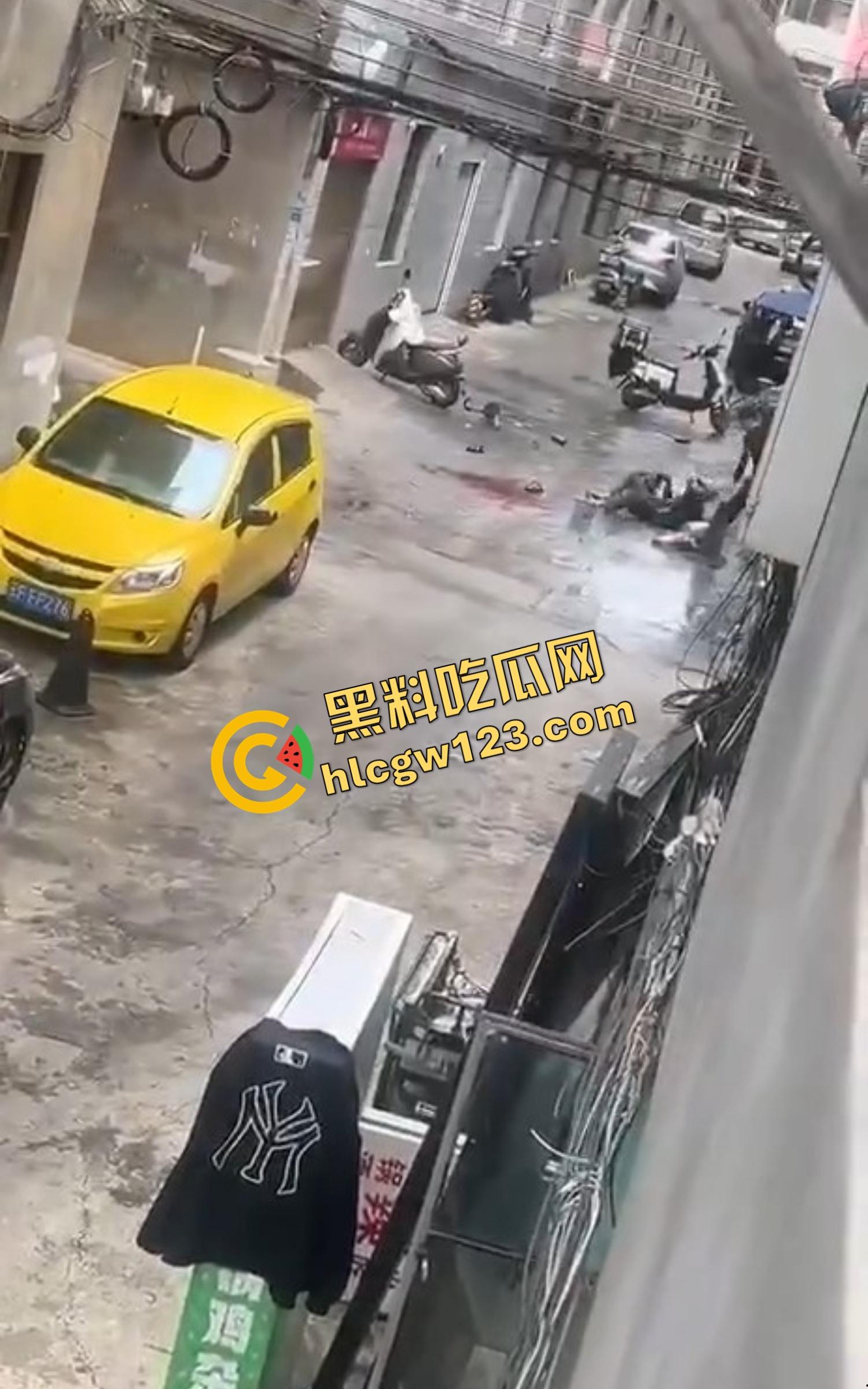 玉溪东风广场持刀砍人事件,押金纠纷升级成街头血案,房东拐杖怒砸,租客反手一刀劈下去这钱,是拿命抵的?-6