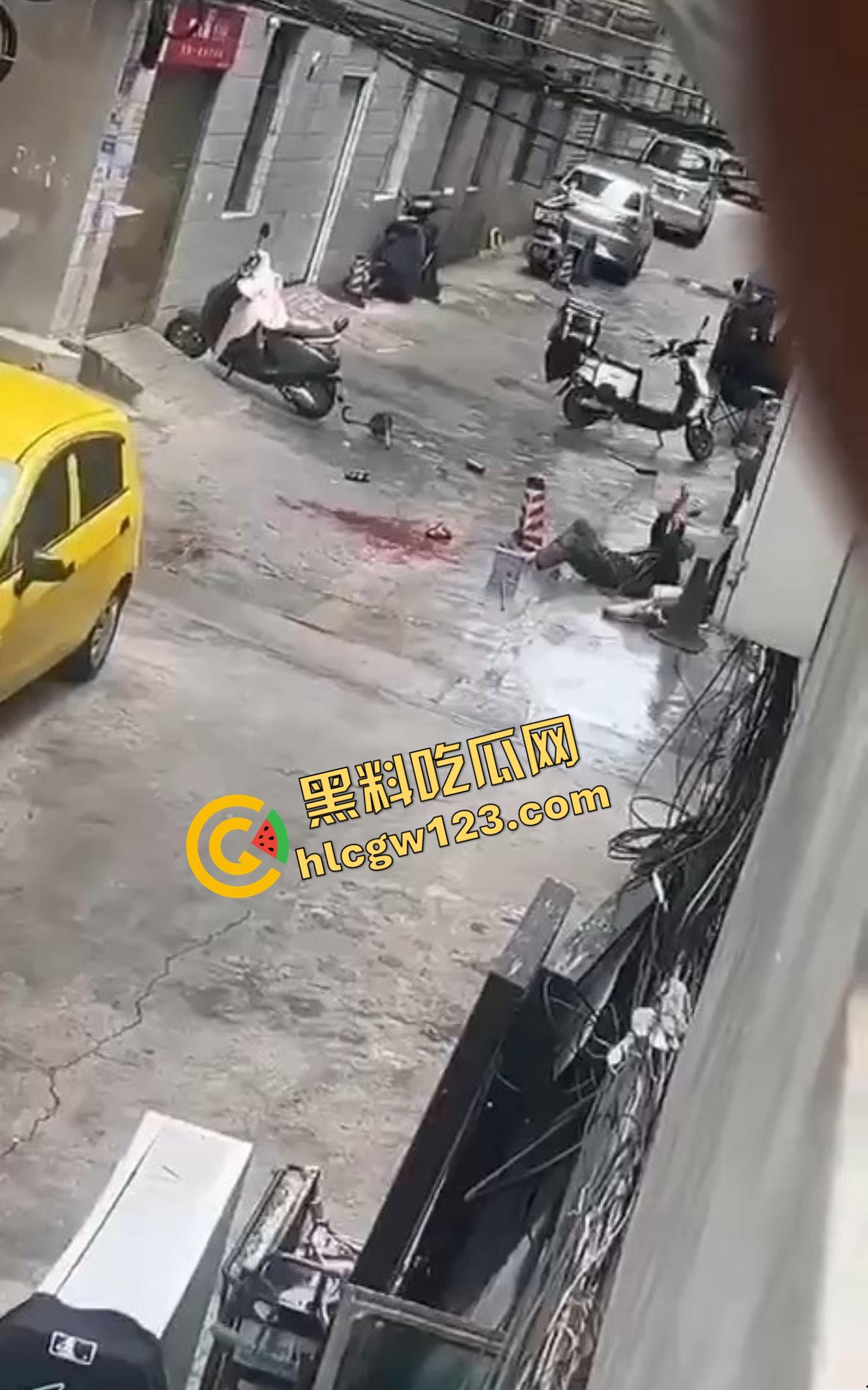 玉溪东风广场持刀砍人事件,押金纠纷升级成街头血案,房东拐杖怒砸,租客反手一刀劈下去这钱,是拿命抵的?-7