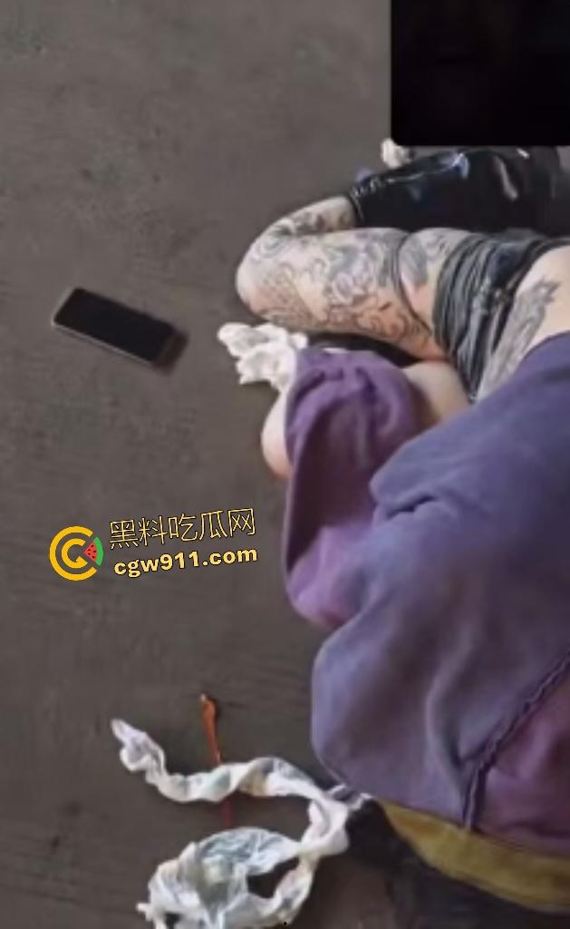 深圳浩南酒吧,符文贱货醉死路边狂抠喉咙!大奶毒猪喷酒汁如瘟疫喷泉,谁捡尸必然感染性病鸡巴烂掉!-6