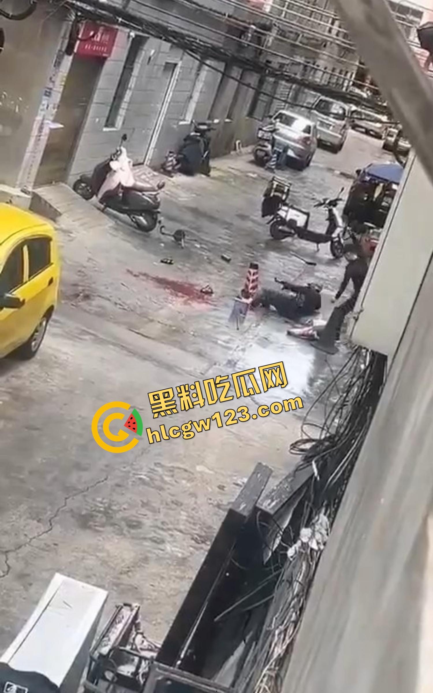 玉溪东风广场持刀砍人事件,押金纠纷升级成街头血案,房东拐杖怒砸,租客反手一刀劈下去这钱,是拿命抵的?-8